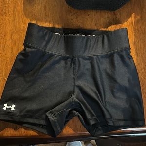 User armour compression volleyball shorts